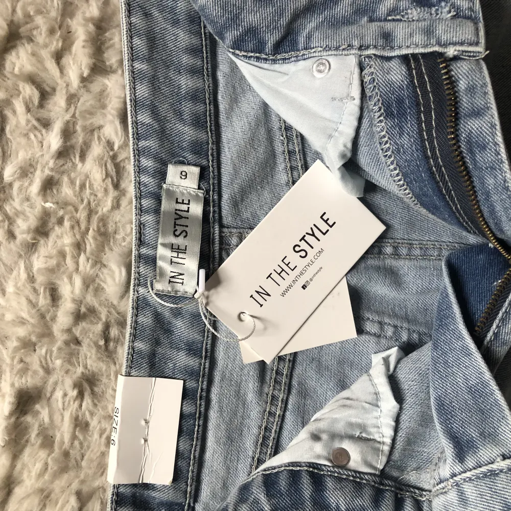 Nya Ljusblåa raka jeans ifrån Asos. Strl 34. Modell lite längre jeans.  DM för mer bilder/info . Jeans & Byxor.