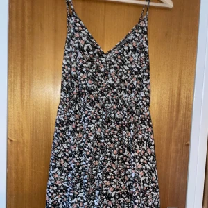 Blommig klänning från Bikbok - En blommig klänning från Bikbok i storlek xs. Säljer då den är lite för liten för mig och nästan aldrig använd. Kan mötas upp i Malmö om önskas! 