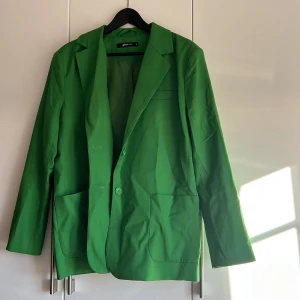 Blazer  - Säljer min gröna blazer från ginatricot. Storlek M. 100kr+ frakt!! 💚