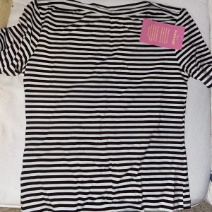 Randig t-shirt 🤍🤎 - Brun- och vitrandig tröja. Jag själv har aldrig använt den pga lite stor, men köpt på second hand 🤝🏼