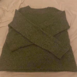 Vero Moda tröja  - Fin vero Moda tröja, i mörk grön, säljer pga kommer inte till andväning! Storlek. XS men passar även S och xxs! Köpte i höstas, knappt nopprig eftersom denna typ av färg blir inte så nopprig, köparen står för frakten!❤️