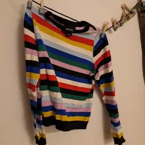 Long sleeve colorful lightly knitted shirt. Looks even cooler underneath a oversized t-shirt! 