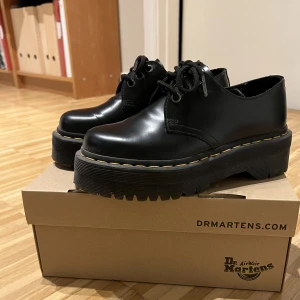 Dr. Martens 1461 platform quad - Dr. Martens 1461 Quad, använda ca 5 gånger. Skokartong ingår. Säljer pga lite för små. Storlek 37, nypris 2000kr. Skickas via post, frakt betalas av köparen