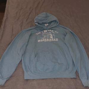 ”The Wolf Of Mosebacke” One of one ljusblå hoodie i storlek L och nyskick!