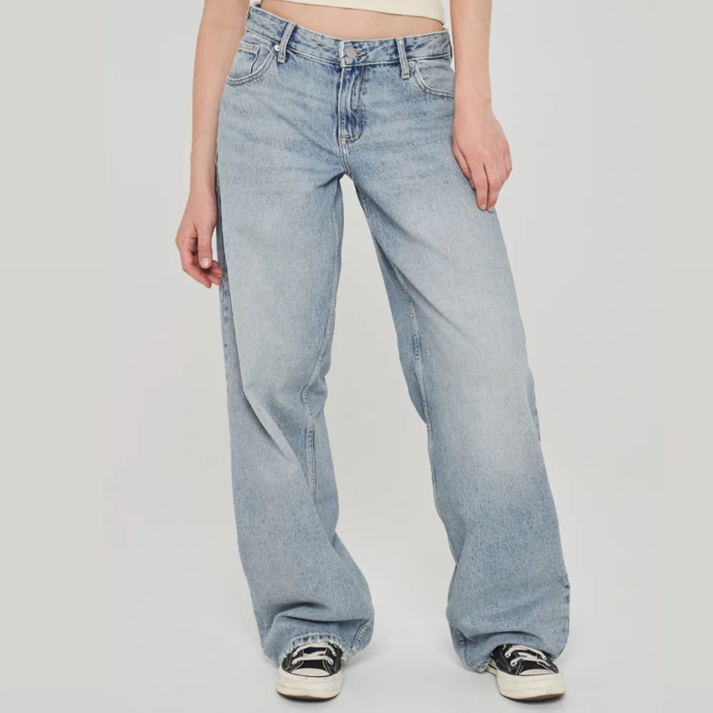 dr denim hill low jeans i färgen drift light blue, sååååå snygga perfekt low waist med baggy ben, älskar men var tyvärr för stora för mig ): köpta för 800 och oanvända, nyskick. midja 82 innerbensmått ca 80. skriv för frågor/bild💕(mest lik färg i bild 1). Jeans & Byxor.