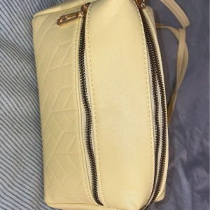Axelremsväska  - Fin pastellgul axelremsväska, använd fåtal gånger. Nypris 250kr💕💕