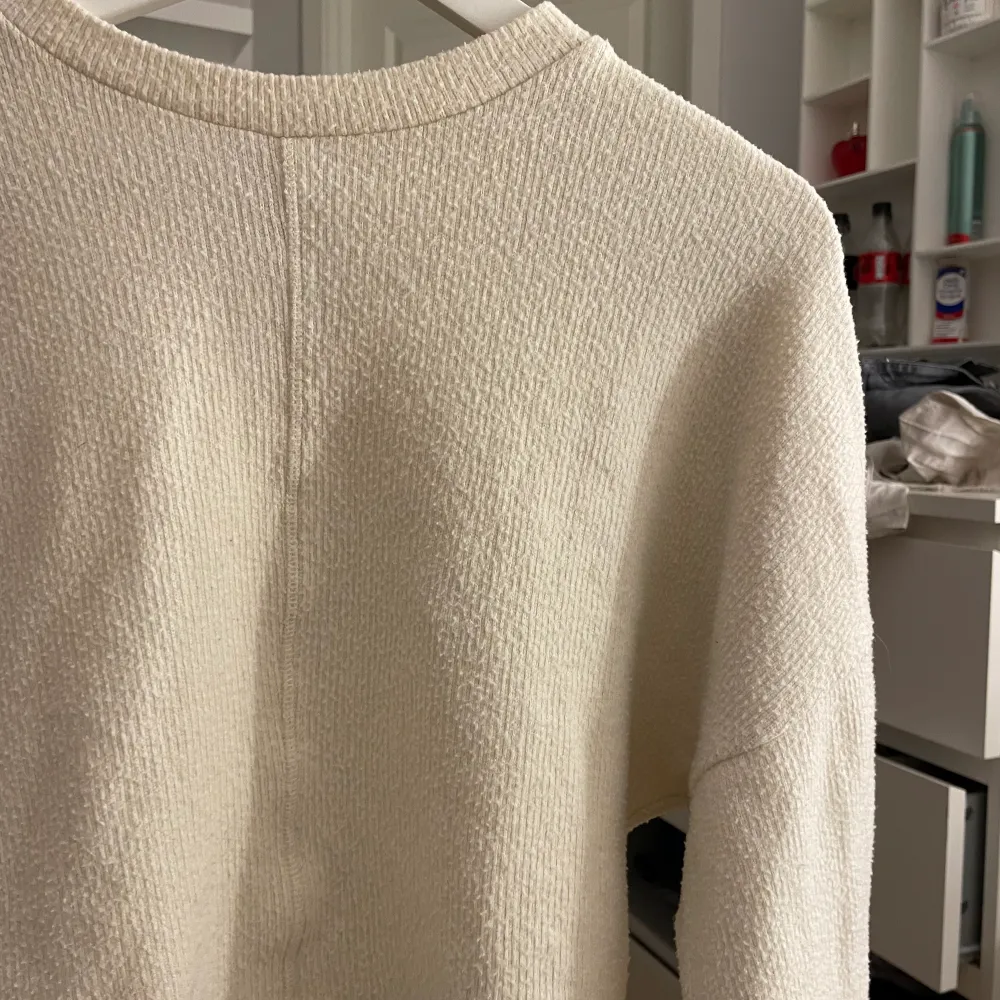 Säljer denna fina tröja från Gina tricot💗 Köpt för ungefär ett år sedan ❤️‍🔥. Tröjor & Koftor.