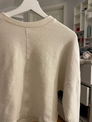 Stickad  - Säljer denna fina tröja från Gina tricot💗 Köpt för ungefär ett år sedan ❤️‍🔥