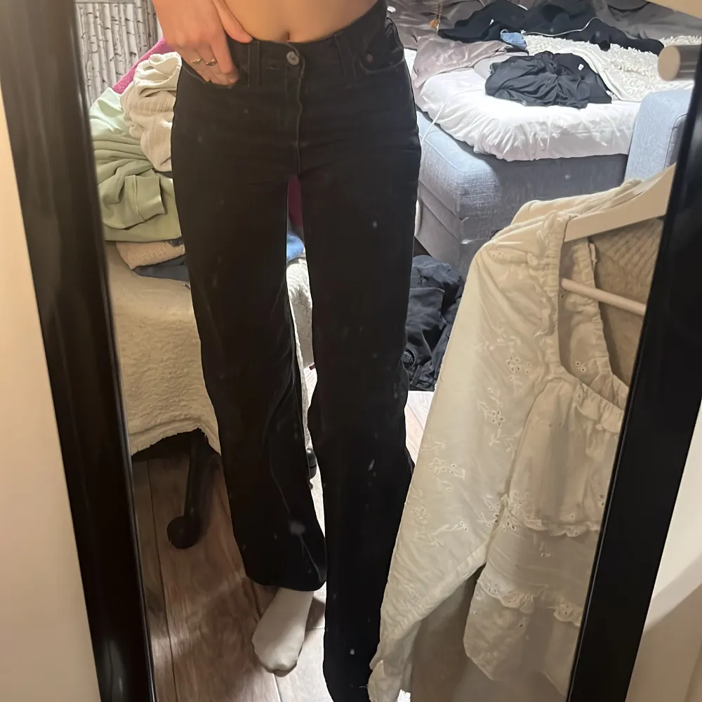 fina jeans i superfin färg. Från levis modellen ribcage wide!❤️ tyvärr lite korta på mig 175 cm. Jeans & Byxor.