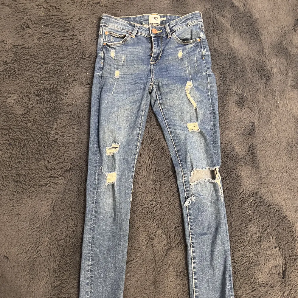 Jeans med slitningar från Lager 157. Passar en Xs.. Jeans & Byxor.