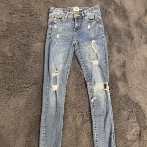 Jeans med slitningar från Lager 157. Passar en Xs.