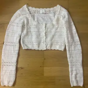 Säljer denna sjukt snygga kofta/tröja från hm💓 storlek xs och tröjan är i nyskick. KLICKA INTE PÅ KÖP NU. Kom provat för fler bilder eller frågor
