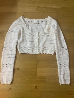 Tröja - Säljer denna sjukt snygga kofta/tröja från hm💓 storlek xs och tröjan är i nyskick. KLICKA INTE PÅ KÖP NU. Kom provat för fler bilder eller frågor