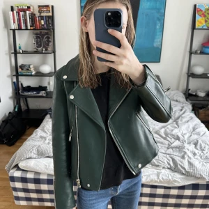Vårjacka - Fin grön skinnjacka perfekt när det börjar bli varmare ute! Älskar verkligen färgen men den har tyvärr alltid varit lite liten på mig. Därför aldrig använd och är som ny. 
