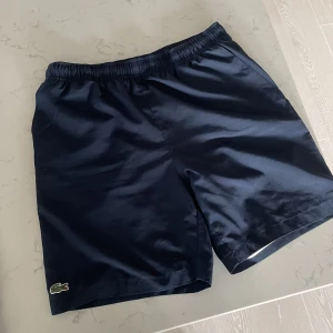 Lacoste Shorts - Säljer mina Lacoste shorts som är i fint skick 8/10! Dem är i Str 164 passar XS! Säljer dem då jag växt ur dem, riktigt sköna och stilrena! Nypris 250kr Skriv gärna vid frågor! 