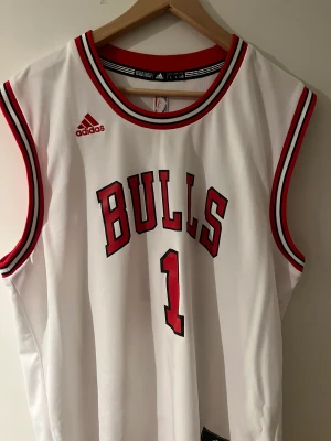 Basket linne  - Adidas basket linne Derrick rose #1. Nästan aldrig använd så den är i bra skick. Det enda är att det är en liten fläck på magen som knappt syns  Ny pris 380kr