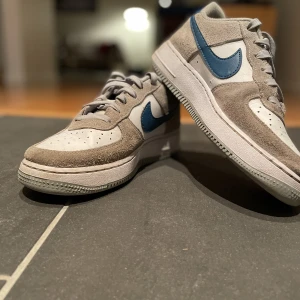 Nike air force 1 Lv8 - Säljer mina skor för att dom är för små, jättefint skick och inga skador 