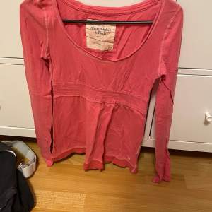 Babydoll topp från Abercrombie and Fitch. Storlek M, använd två gånger. Är i en fin varm rosa färg.💕