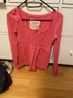 Babydoll topp från Abercrombie and Fitch  - Babydoll topp från Abercrombie and Fitch. Storlek M, använd två gånger. Är i en fin varm rosa färg.💕