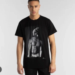 2pac - Säljer en 2pac t-shirt i storlek S eftersom jag inte använder den och har aldrig gjort🤍