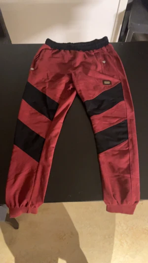 Röda mjukisbyxor - Röda mjukis byxor med svarta detaljer