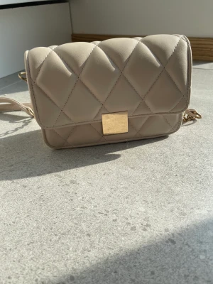 Axelbandväska - Fin väska köpt på gitter använd några gånger bra skick. Väldigt enkel och fin till när man ska handla och mer Kostar 150kr frifrakt har kostat 300kr