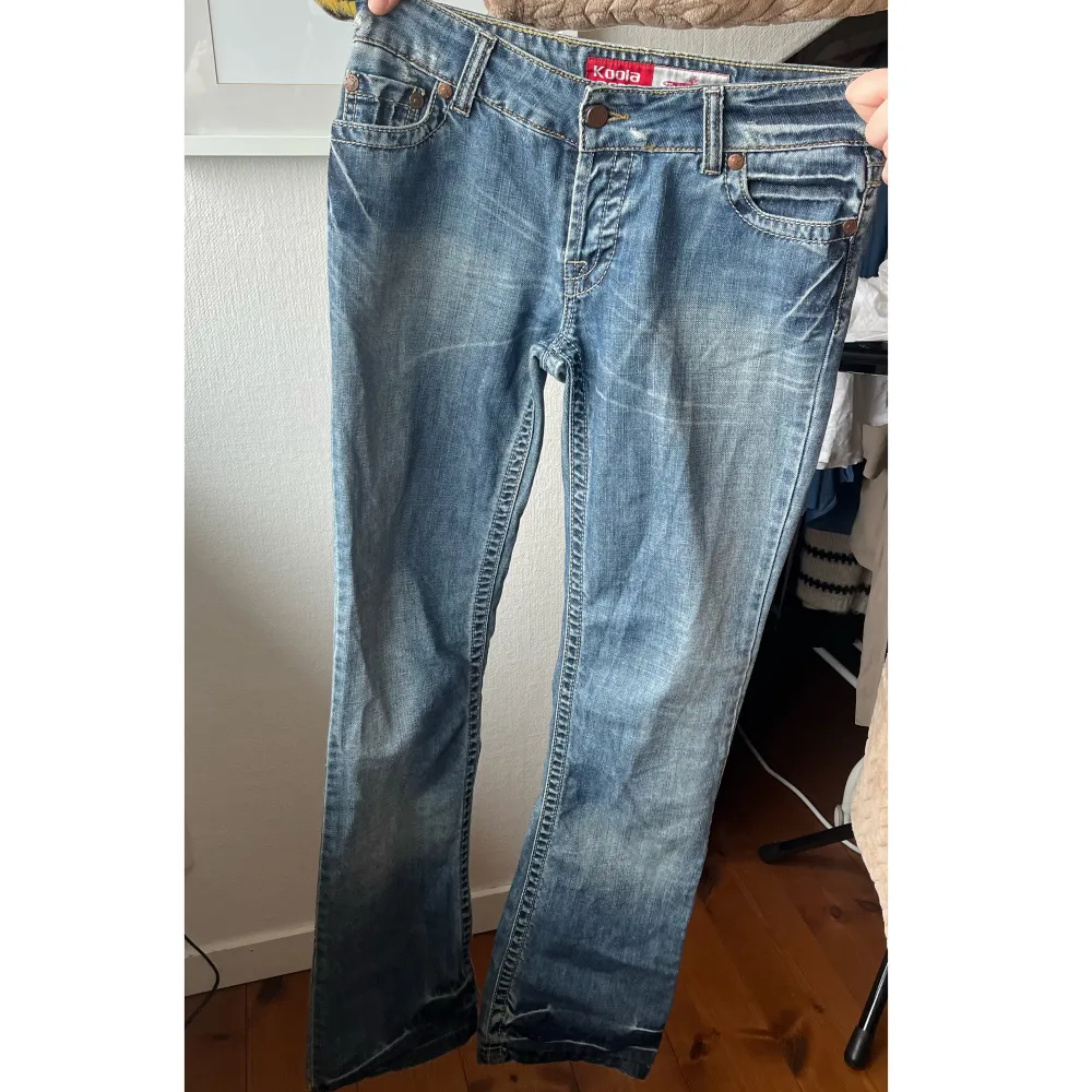 Jättesnygga lågmidjade bootcut jeans, färgen är jättefin och jeansen är storlek w28/l34 (typ en 34/36:a) Jeansen passar mig inte men de är jättefint bootcut och bra lågmidjade, hoppas bilderna gör rättvisa! . Jeans & Byxor.