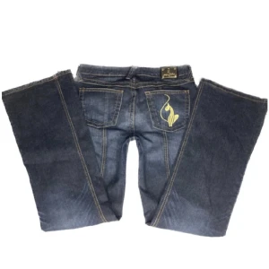  Baby phat jeans  - Baby phat jeans. Säljer da dom är lite stora pà mig. Midja: 41cm rakt över. Innerbenslängd: 81cm