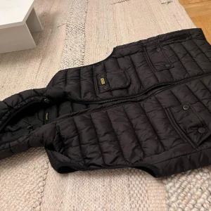 Barbour väst  - Använd fåtal gånger Stl.52 (L), herr 9,5/10-skick 