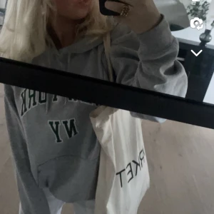 Brandy Melville hoodie - Snygg och skön hoodie från Brandy Melville! Har en overzized passform! 