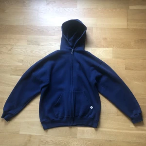 Vintage Russel Hoodie - Vintage zip hoodie från Russel i extremt bra skick. Baggy fit! Skriv för mått eller andra frågor 