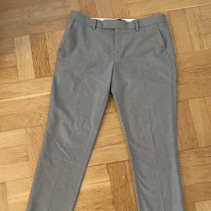 Kostymbyxor  - Gråa kostymbyxor från River Island