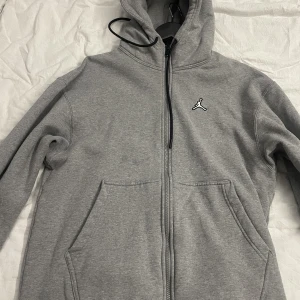 Hoodie - Säljer snygg och skön Jordan Zip Hoodie. Nypris 850kr 