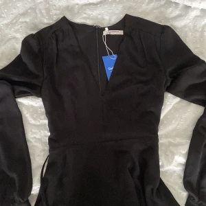 Svart klänning  - Klänning från märket glamorous, strl 34/S/XS. Köpt på sellpy men har inte använts💕