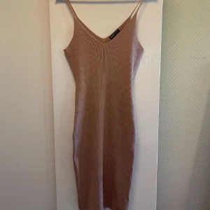 Stickad klänning - Beige stickad populär klänning i storlek M från shein, otroligt mjuk och mysig. Väldigt bra begagnat skick. 💕