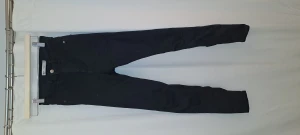 Jeans  - Jötte fina och hel svarta. Inte fönder svätade och säljs för jag använder inte samma still på jeans.