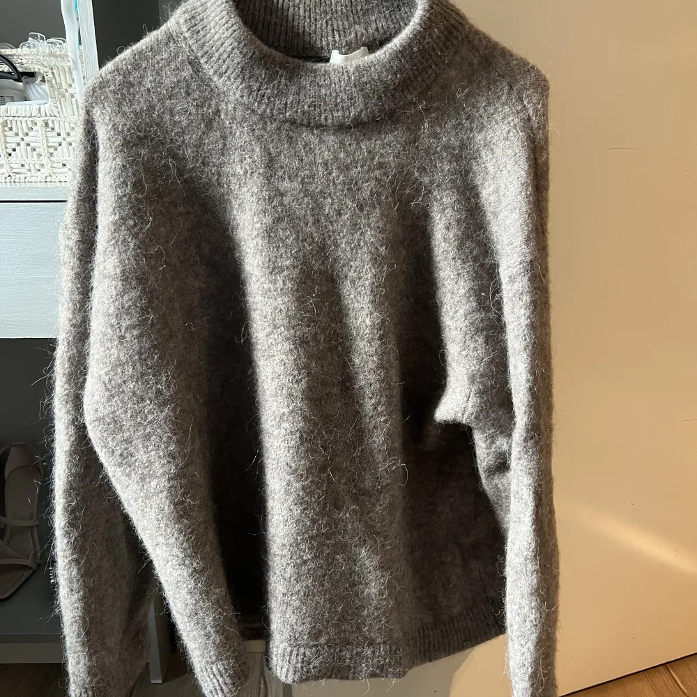 Beige stickad tröja från H&M, mycket bra skick. Stickat.