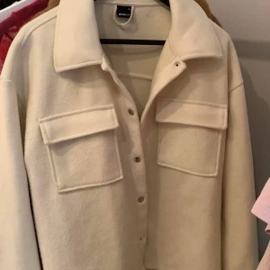 Gina Tricot medium jacka  - Gina Tricot medium jacka  Ngn noppa som går att ta bort med noppbortagningsmaskin. 