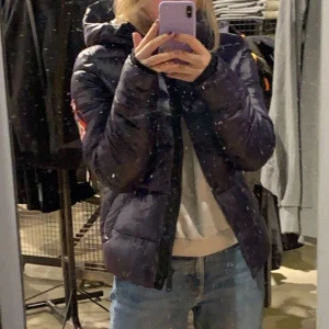Dunjacka  - Snygg dunjacka från superdry. Jätteskön och perfekt varm. Använd endast fåtal gånger. 