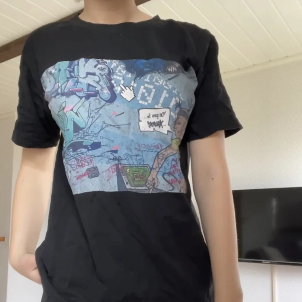 T-shirt med tryck ifrån the cool elephant💖 använd två gånger. Hör av dig vid frågor och köparen står för frakten!. T-shirts.