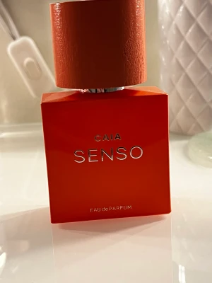 Caia Perfym  - Säljer min caia Perfym i lukten senso, luktar jätte gott men har ingen användning för den, har aldrig använt kan alltid diskutera om priset ❤️ köptes för 595. Förpackning kommer med 