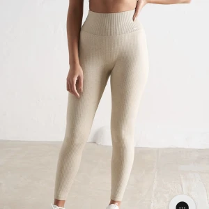 Amin tights  - Sköljer mina amin tights som jag har köpt av en annan här på plick, som inte kommer till användning då de är lite stora på mig💕