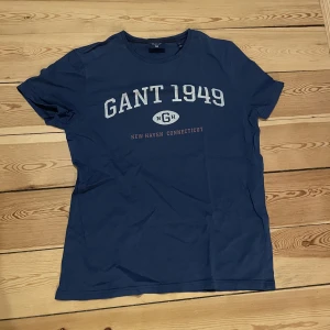 Gant t-shirt - Blå gant t-shirts i storleken small. Inte blivit använd och säljs där av. Inga defekter och sicket är 8/10