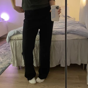 Kostymbyxor - Svarta lågmidjade kostymbyxor som jag köpt secondhand. Jag är 171 cm lång och brukar ha 36-38 i byxor för referens. Lite slitna längst ner men går såklart att klippa av eller sy upp!❤️