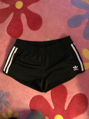Adidas korta shorts - Resor i midja/ Korta