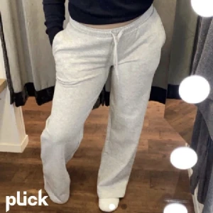 Mjukisbyxor från Bikbok 🤍 - Dessa kommer tyvärr inte till användning då de är liiite korta på mig som är 170 cm 🤍 Använda fåtal gånger så i mycket fint skick! Storlek S 🫶🏼Låg midjade och sjukt snygga!