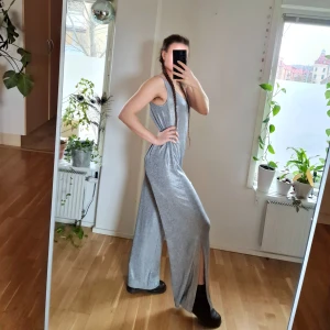 Disco  - FREE SHIPPING UNTIL 18 APRIL! Dansa fram i denna silvriga piece nästa gång du ska ut! Stretchigt material. Har tänkt att sy in den i midjan hur länge som helst, men det händer aldrig så denna får hitta ett nytt hem. Lång i benen (jag 170cm).