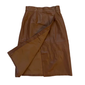 Brun Skinnkjol  - Köpte på sellpy men har aldrig kommit till användning. Kjolen går omlopp och stängs med knappar!🤎🤎