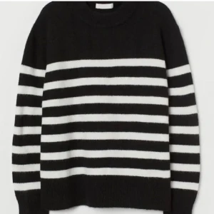 Randig stickad tröja🫶 - Säljer denna randiga stickade tröja ifrån hm🫶