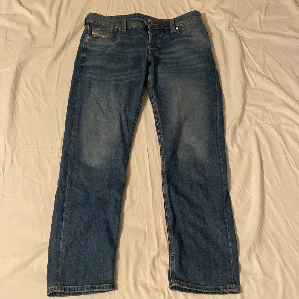 Diesel larkee beex strl. 33/32 Sparsamt använda jeans i tapered passform. Pris kan diskuteras vid snabb affär.. Jeans & Byxor.